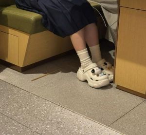 洞洞鞋配袜子穿搭指南：6种时尚组合提升造型感-美派服饰网