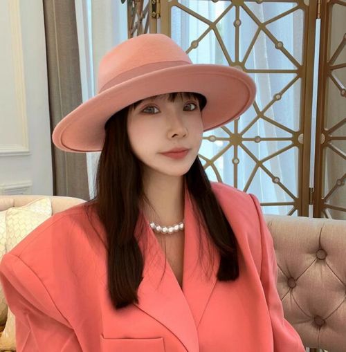 粉色礼帽搭配技巧,优雅女性必备的时尚配饰指南-美派服饰网(图3) 粉色礼帽搭配技巧,优雅女性必备的时尚配饰指南-美派服饰网(图3)
