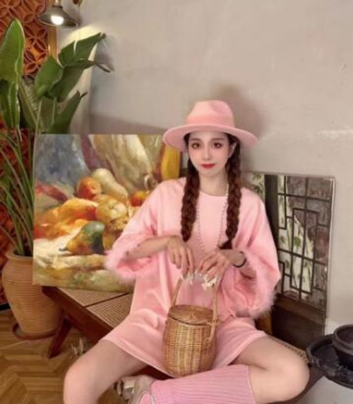 粉色礼帽搭配技巧,优雅女性必备的时尚配饰指南-美派服饰网(图4) 粉色礼帽搭配技巧,优雅女性必备的时尚配饰指南-美派服饰网(图4)