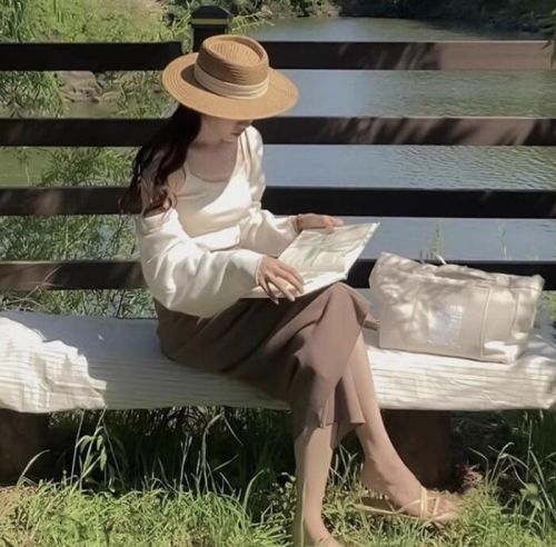 巴拿马草帽搭配技巧，打造夏日优雅时尚造型-美派服饰网(图2)