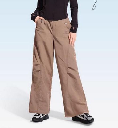 旅游鞋搭配衣服的6种时尚方法,轻松打造舒适旅行造型-美派服饰网(图1) 旅游鞋搭配衣服的6种时尚方法,轻松打造舒适旅行造型-美派服饰网(图1)