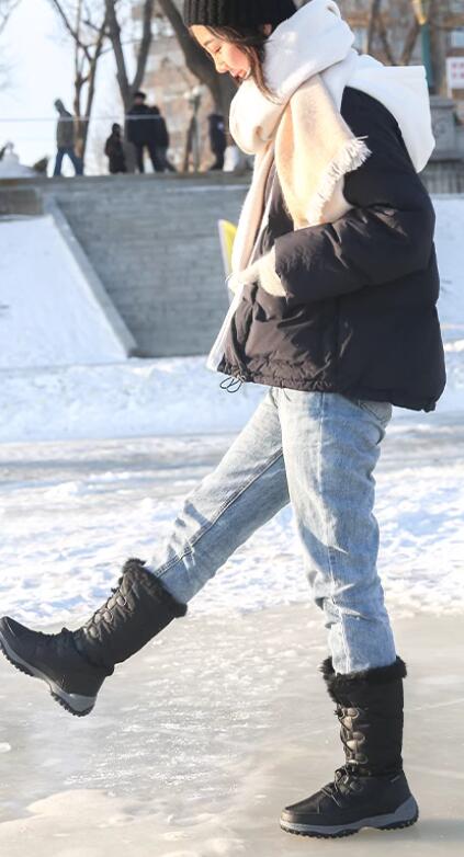 羽绒服配雪地靴怎么搭好看？冬季保暖时尚穿搭指南-美派服饰网(图1)