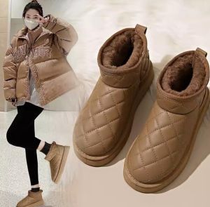 羽绒服配雪地靴怎么搭好看？冬季保暖时尚穿搭指南-美派服饰网