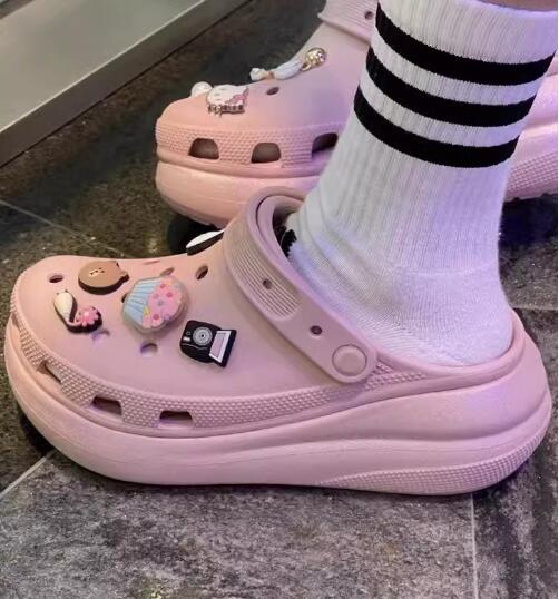 粉色洞洞鞋搭配技巧，打造清新甜美夏日造型-美派服饰网(图1)