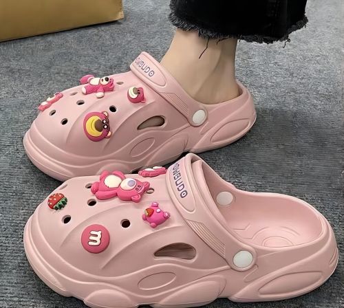 粉色洞洞鞋搭配技巧，打造清新甜美夏日造型-美派服饰网(图2)