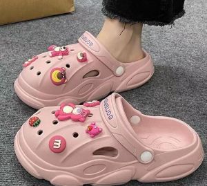 粉色洞洞鞋搭配技巧，打造清新甜美夏日造型-美派服饰网