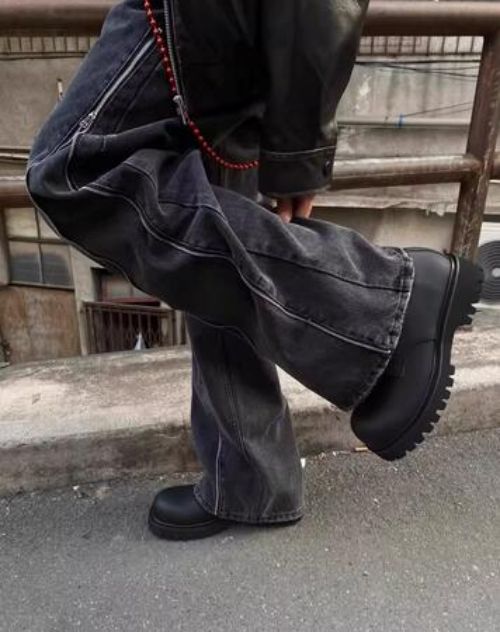 黑色大头鞋搭配裤子指南,轻松穿出时尚感-美派服饰网(图1) 黑色大头鞋搭配裤子指南,轻松穿出时尚感-美派服饰网(图1)