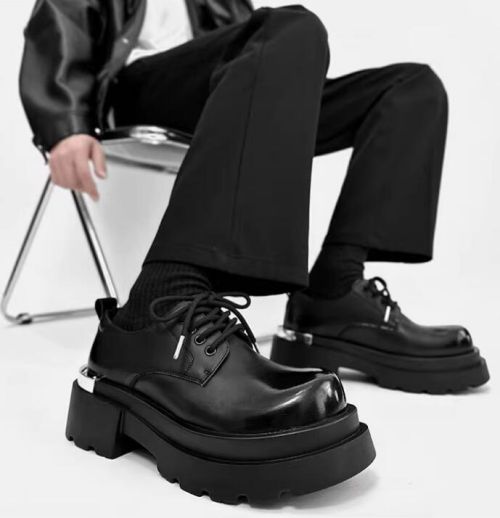 黑色大头鞋搭配裤子指南,轻松穿出时尚感-美派服饰网(图3) 黑色大头鞋搭配裤子指南,轻松穿出时尚感-美派服饰网(图3)