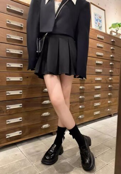 黑色大头鞋搭配裤子指南,轻松穿出时尚感-美派服饰网(图4) 黑色大头鞋搭配裤子指南,轻松穿出时尚感-美派服饰网(图4)