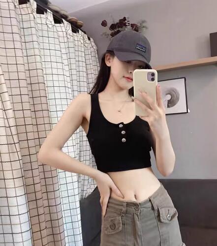 灰色棒球帽搭配技巧，轻松打造休闲运动时尚造型-美派服饰网(图2)