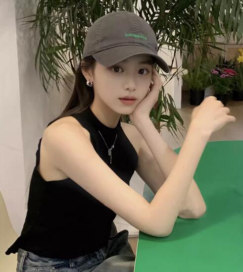 灰色棒球帽搭配技巧，轻松打造休闲运动时尚造型-美派服饰网(图3)