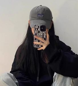 灰色棒球帽搭配技巧，轻松打造休闲运动时尚造型-美派服饰网