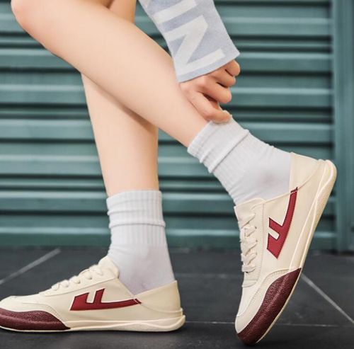 帆布鞋配袜子搭配技巧，轻松打造休闲时尚造型-美派服饰网(图1)