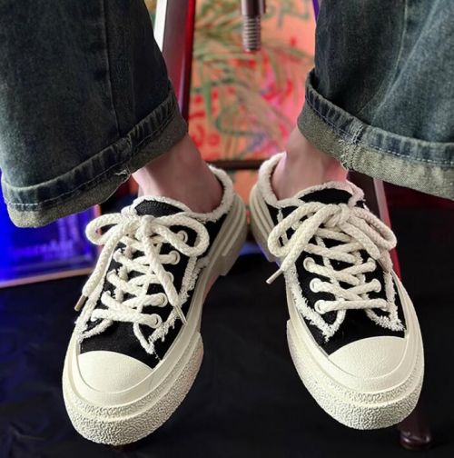 帆布鞋配袜子搭配技巧，轻松打造休闲时尚造型-美派服饰网(图2)