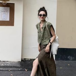 军绿马甲搭配技巧全攻略，解锁多种时尚造型风格-美派服饰网