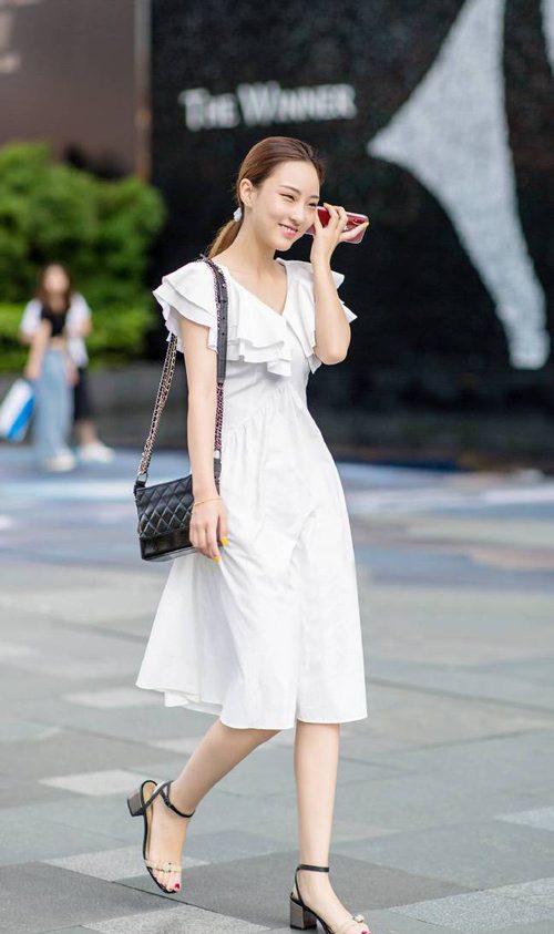 白色连衣裙搭配鞋子指南：高跟鞋凉鞋运动鞋穿搭技巧-美派服饰网(图2)