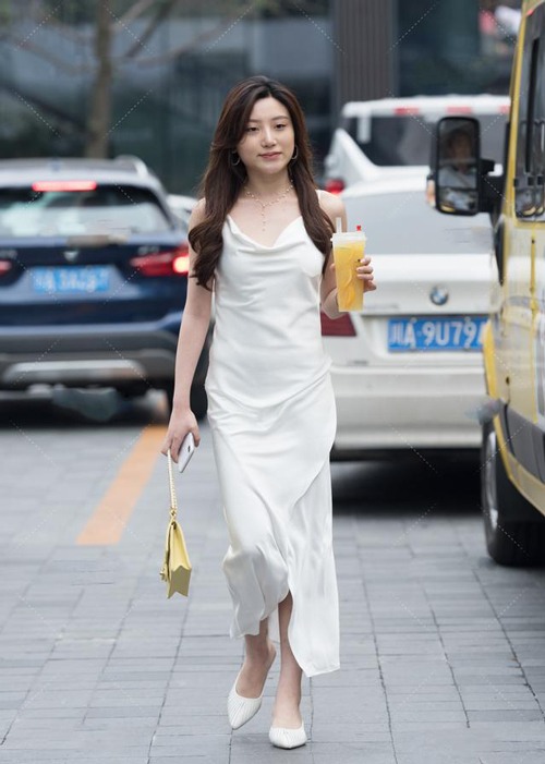 白色连衣裙搭配鞋子指南：高跟鞋凉鞋运动鞋穿搭技巧-美派服饰网(图1)