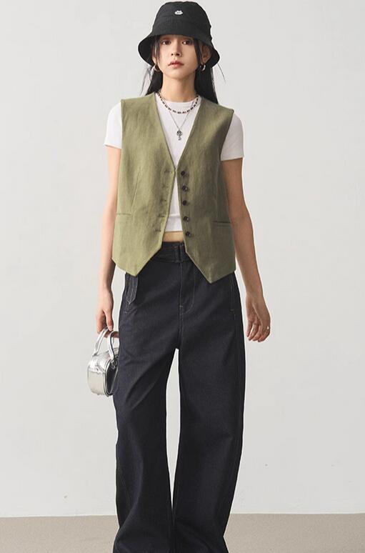 军绿马甲搭配技巧全攻略,解锁多种时尚造型风格-美派服饰网(图1) 军绿马甲搭配技巧全攻略,解锁多种时尚造型风格-美派服饰网(图1)