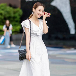 白色连衣裙搭配鞋子指南：高跟鞋凉鞋运动鞋穿搭技巧-美派服饰网