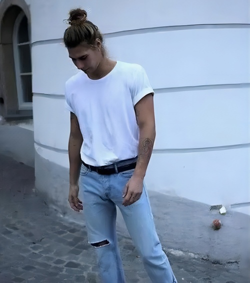 男士蓝色牛仔裤搭配指南，轻松穿出时尚魅力-美派服饰网(图1)