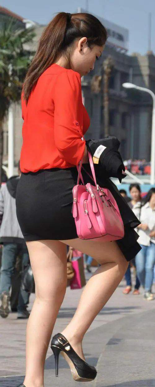 黑色短包臀裙搭配指南,优雅性感穿搭技巧全解析-美派服饰网(图3) 黑色短包臀裙搭配指南,优雅性感穿搭技巧全解析-美派服饰网(图3)