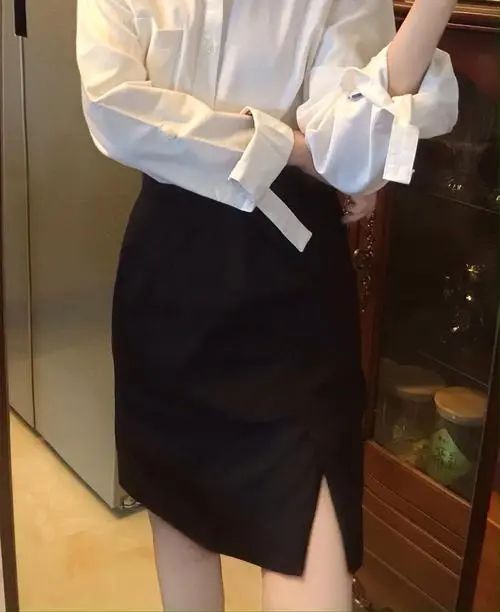 黑色短包臀裙搭配指南,优雅性感穿搭技巧全解析-美派服饰网(图1) 黑色短包臀裙搭配指南,优雅性感穿搭技巧全解析-美派服饰网(图1)