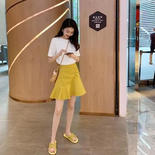 姜黄色半身裙搭配技巧,轻松打造时尚优雅造型-美派服饰网(图1) 姜黄色半身裙搭配技巧,轻松打造时尚优雅造型-美派服饰网(图1)