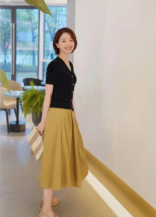 姜黄色半身裙搭配技巧,轻松打造时尚优雅造型-美派服饰网(图2) 姜黄色半身裙搭配技巧,轻松打造时尚优雅造型-美派服饰网(图2)