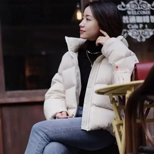 白色羽绒服短款搭配技巧，打造冬日时尚优雅造型-美派服饰网