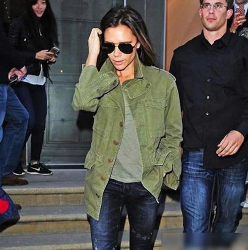 军绿色飞行员夹克搭配指南，打造帅气时尚造型-美派服饰网(图1)