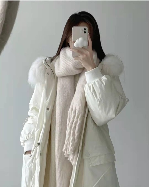 白色羽绒服短款搭配技巧，打造冬日时尚优雅造型-美派服饰网(图3)