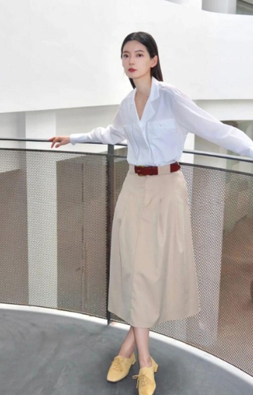 卡其色A字裙搭配指南:优雅时尚穿搭技巧全解-美派服饰网(图1) 卡其色A字裙搭配指南:优雅时尚穿搭技巧全解-美派服饰网(图1)