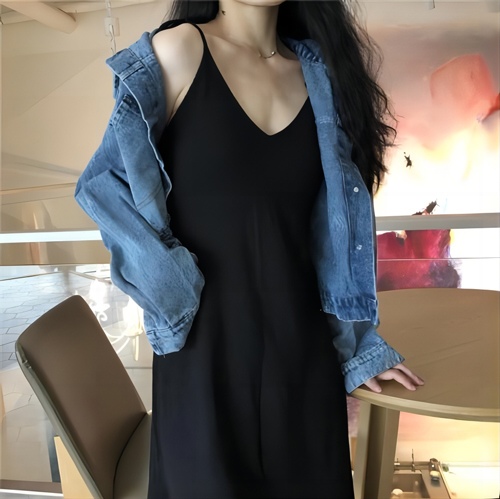 黑色吊带裙搭配什么上衣好看 六种时尚穿搭方法推荐-美派服饰网(图3) 黑色吊带裙搭配什么上衣好看 六种时尚穿搭方法推荐-美派服饰网(图3)