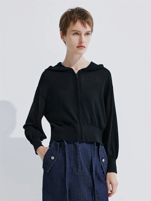 藏青色短裤搭配什么颜色上衣好看 夏季清爽穿搭指南-美派服饰网(图2)