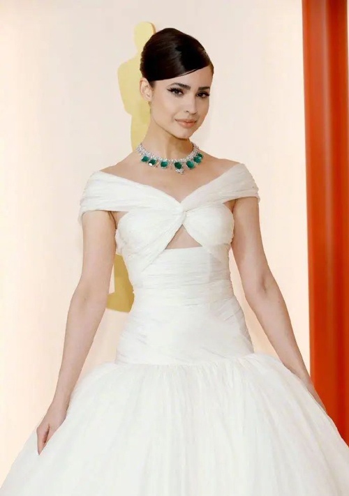 白色蓬蓬裙搭配技巧，轻松穿出优雅迷人气质-美派服饰网(图3)