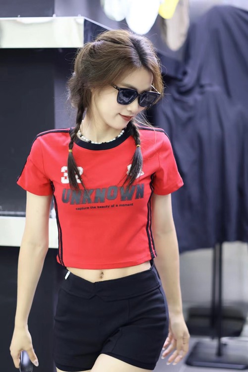 藏青色短裤搭配什么颜色上衣好看 夏季清爽穿搭指南-美派服饰网(图3)