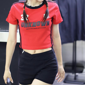 藏青色短裤搭配什么颜色上衣好看 夏季清爽穿搭指南-美派服饰网