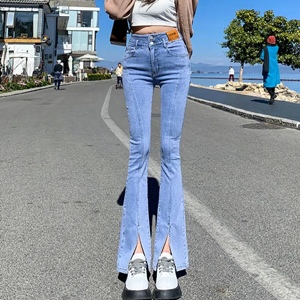 牛仔浅蓝色喇叭裤搭配技巧，轻松穿出复古时尚感-美派服饰网