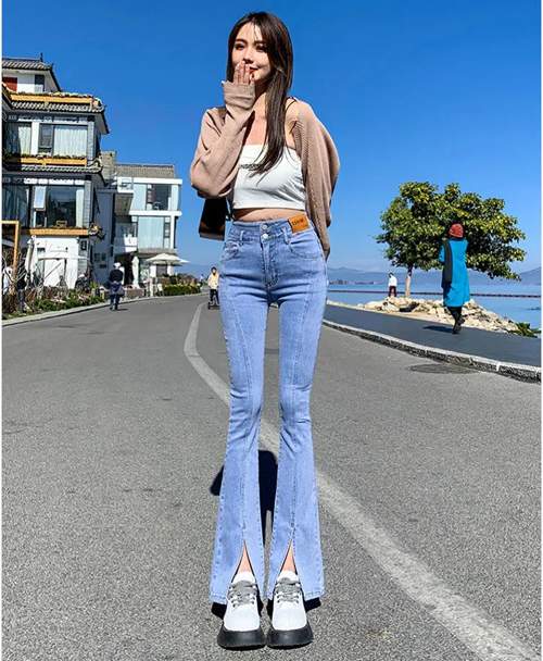 牛仔浅蓝色喇叭裤搭配技巧，轻松穿出复古时尚感-美派服饰网(图4)