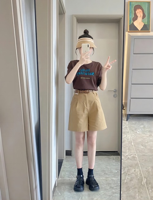 咖啡色T恤搭配指南：5种经典穿搭技巧展现时尚魅力-美派服饰网(图2)