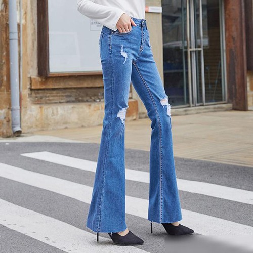 牛仔浅蓝色喇叭裤搭配技巧，轻松穿出复古时尚感-美派服饰网(图3)