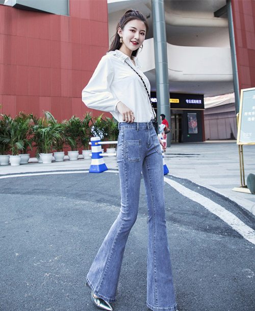 牛仔浅蓝色喇叭裤搭配技巧，轻松穿出复古时尚感-美派服饰网(图1)