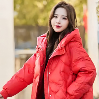 大红色羽绒服搭配技巧，穿出冬季时尚活力-美派服饰网