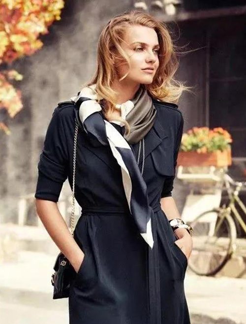 丝巾配大衣搭配技巧指南，提升优雅穿搭品味-美派服饰网(图1)
