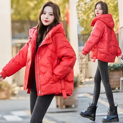 大红色羽绒服搭配技巧，穿出冬季时尚活力-美派服饰网(图1)