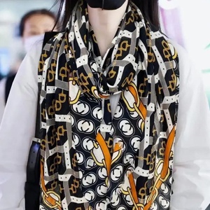 丝巾配大衣搭配技巧指南，提升优雅穿搭品味-美派服饰网