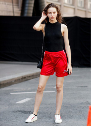 红色短裤搭配什么上衣好看？7种时尚组合打造夏日活力造型-美派服饰网(图2)