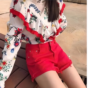 红色短裤搭配什么上衣好看？7种时尚组合打造夏日活力造型-美派