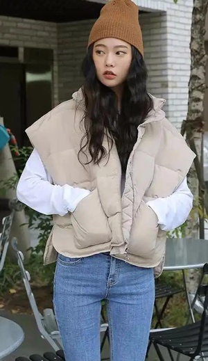 白色卫衣配马甲穿搭指南：打造休闲时尚造型-美派服饰网(图1)