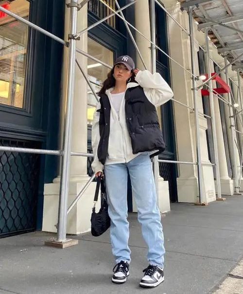 白色卫衣配马甲穿搭指南：打造休闲时尚造型-美派服饰网(图2)